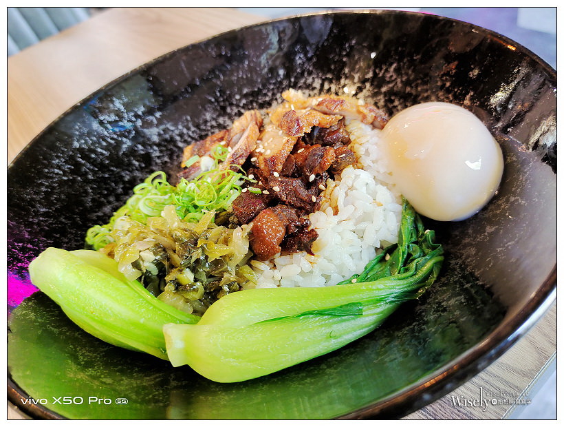 已歇業。隱世新樂園︱限量澳洲和牛製作的三寶牛肉麵，以及溫體豬五花與松阪肉的炸燒肉飯，超值商業午餐與松菸美食～捷運市政府站美食 x 松菸牛肉麵