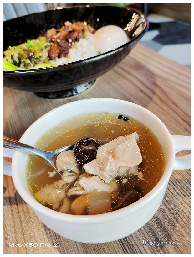 已歇業。隱世新樂園︱限量澳洲和牛製作的三寶牛肉麵，以及溫體豬五花與松阪肉的炸燒肉飯，超值商業午餐與松菸美食～捷運市政府站美食 x 松菸牛肉麵