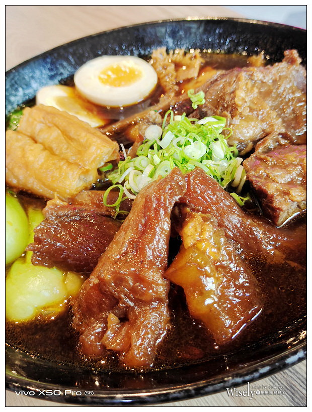 已歇業。隱世新樂園︱限量澳洲和牛製作的三寶牛肉麵，以及溫體豬五花與松阪肉的炸燒肉飯，超值商業午餐與松菸美食～捷運市政府站美食 x 松菸牛肉麵