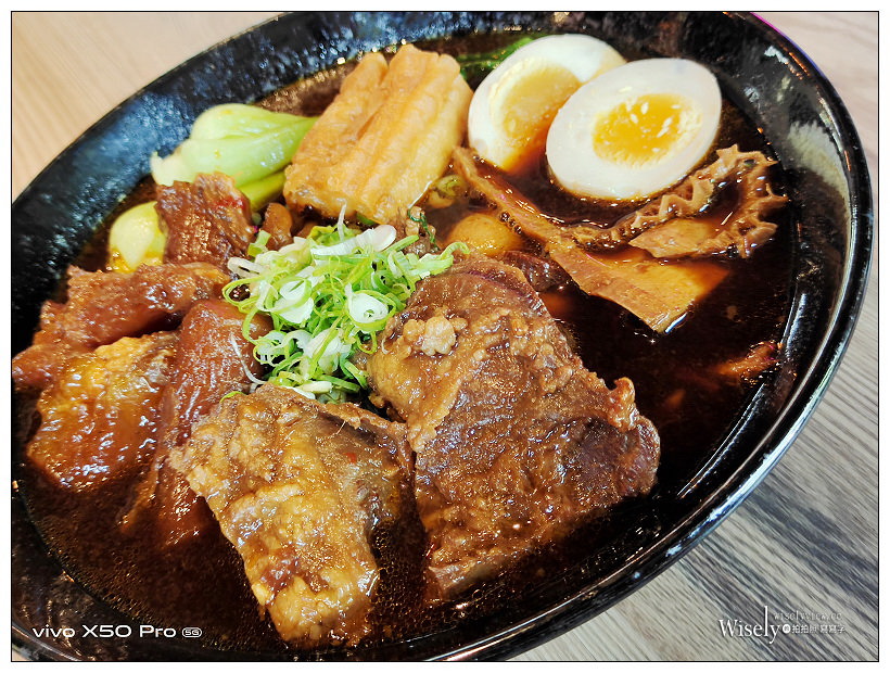 已歇業。隱世新樂園︱限量澳洲和牛製作的三寶牛肉麵，以及溫體豬五花與松阪肉的炸燒肉飯，超值商業午餐與松菸美食～捷運市政府站美食 x 松菸牛肉麵