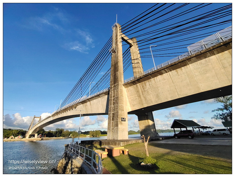 帛琉景點。科羅爾－巴貝圖阿普大橋(Koror-Babeldaob Bridge)︱蔚藍海岸的落日美景，連結最大城與最大島的跨海橋，也是帛琉與日本的友誼之橋