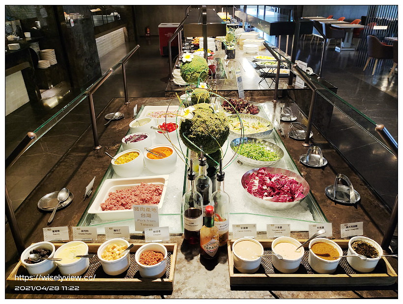 台北新板希爾頓飯店 悅市集。Semi Buffet 2021︱360元主餐加送吃到飽甜點沙拉吧～捷運板橋站美食