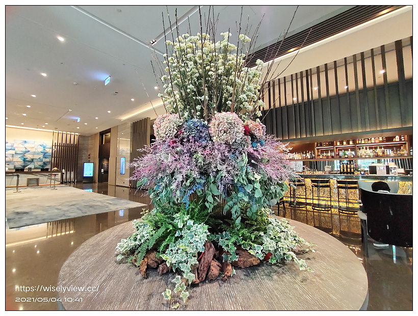 台北新板希爾頓酒店 Hilton Taipei Sinban︱高年級假期銀髮族，一泊二食住宿專案：中式午餐港點與自助吧早餐吃到飽，還有空中泳池可盡情暢游免費使用