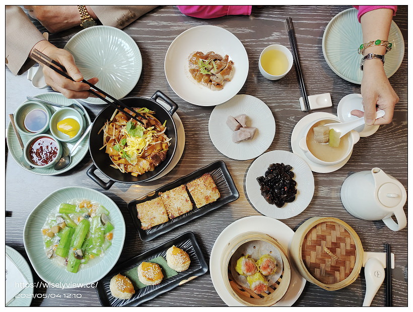 台北新板希爾頓酒店 Hilton Taipei Sinban︱高年級假期銀髮族，一泊二食住宿專案：中式午餐港點與自助吧早餐吃到飽，還有空中泳池可盡情暢游免費使用