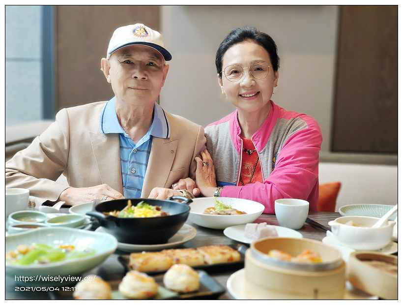 台北新板希爾頓酒店 Hilton Taipei Sinban︱高年級假期銀髮族，一泊二食住宿專案：中式午餐港點與自助吧早餐吃到飽，還有空中泳池可盡情暢游免費使用