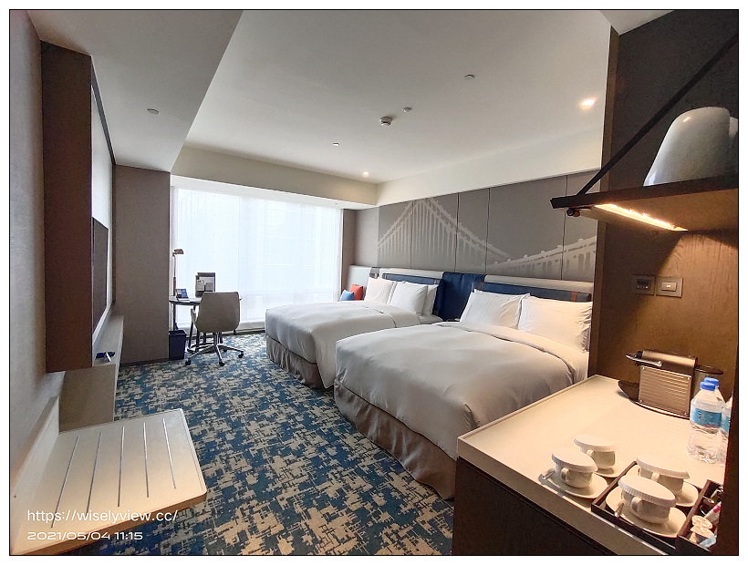 台北新板希爾頓酒店 Hilton Taipei Sinban︱高年級假期銀髮族，一泊二食住宿專案：中式午餐港點與自助吧早餐吃到飽，還有空中泳池可盡情暢游免費使用