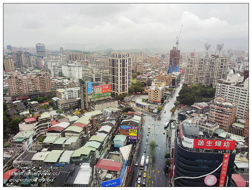 台北新板希爾頓酒店 Hilton Taipei Sinban︱高年級假期銀髮族，一泊二食住宿專案：中式午餐港點與自助吧早餐吃到飽，還有空中泳池可盡情暢游免費使用