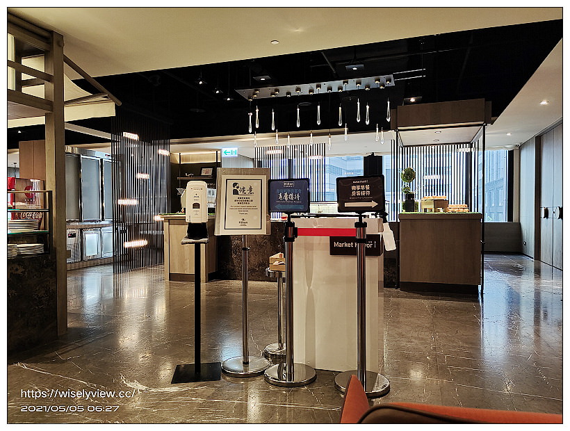 台北新板希爾頓酒店 Hilton Taipei Sinban︱高年級假期銀髮族，一泊二食住宿專案：中式午餐港點與自助吧早餐吃到飽，還有空中泳池可盡情暢游免費使用