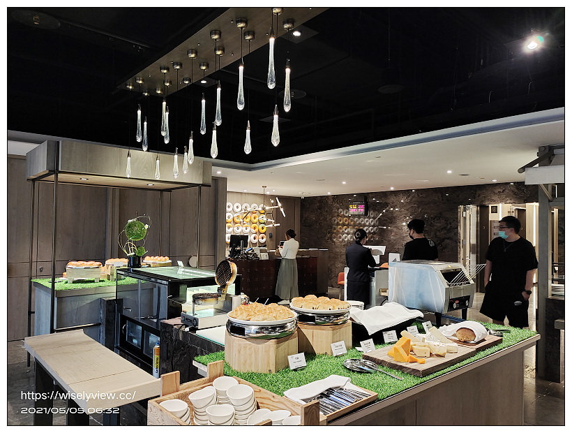 台北新板希爾頓酒店 Hilton Taipei Sinban︱高年級假期銀髮族，一泊二食住宿專案：中式午餐港點與自助吧早餐吃到飽，還有空中泳池可盡情暢游免費使用