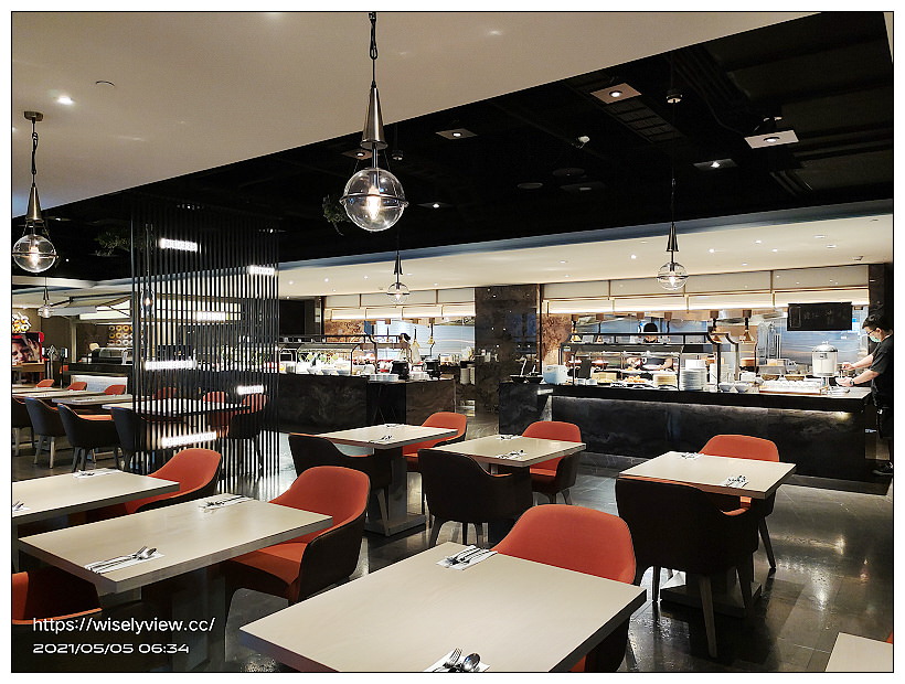 台北新板希爾頓酒店 Hilton Taipei Sinban︱高年級假期銀髮族，一泊二食住宿專案：中式午餐港點與自助吧早餐吃到飽，還有空中泳池可盡情暢游免費使用