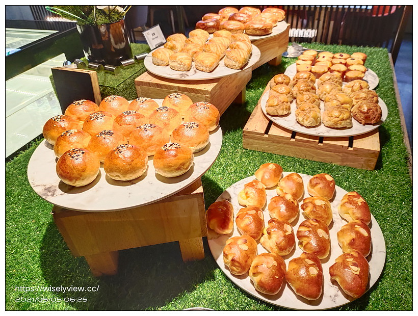 台北新板希爾頓酒店 Hilton Taipei Sinban︱高年級假期銀髮族，一泊二食住宿專案：中式午餐港點與自助吧早餐吃到飽，還有空中泳池可盡情暢游免費使用