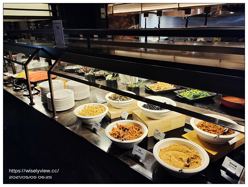 台北新板希爾頓酒店 Hilton Taipei Sinban︱高年級假期銀髮族，一泊二食住宿專案：中式午餐港點與自助吧早餐吃到飽，還有空中泳池可盡情暢游免費使用