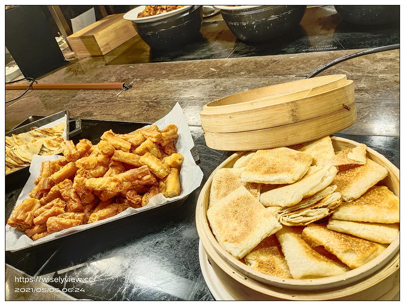 台北新板希爾頓酒店 Hilton Taipei Sinban︱高年級假期銀髮族，一泊二食住宿專案：中式午餐港點與自助吧早餐吃到飽，還有空中泳池可盡情暢游免費使用