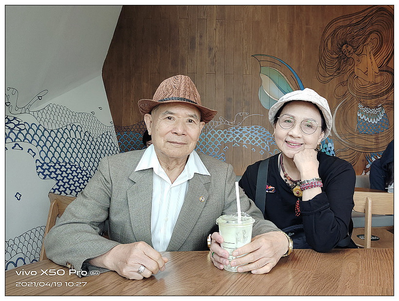 頭城景點。星巴克遊艇門市︱簡約藍白玻璃帷幕與特色造型星巴克杯,相鄰烏石港與頭城車站 頭城景點。星巴克遊艇門市︱簡約藍白玻璃帷幕與特色造型星巴克杯,相鄰烏石港與頭城車站