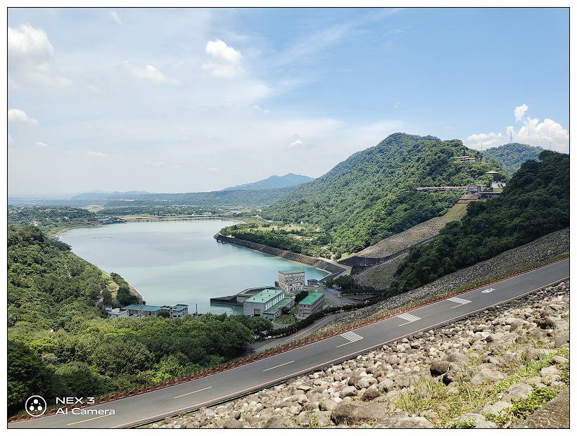 桃園景點。石門水庫|嵩台壩頂拍照打卡景點,登高望遠絕佳景色~台灣好行景點 x 桃園自由行 桃園景點。石門水庫|嵩台壩頂拍照打卡景點,登高望遠絕佳景色~台灣好行景點 x 桃園自由行