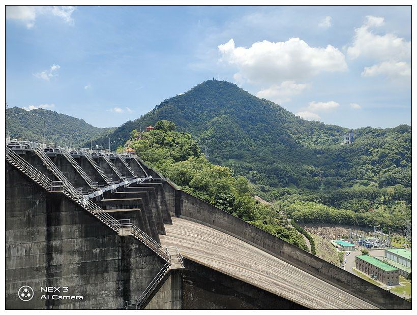 桃園景點。石門水庫|嵩台壩頂拍照打卡景點,登高望遠絕佳景色~台灣好行景點 x 桃園自由行 桃園景點。石門水庫|嵩台壩頂拍照打卡景點,登高望遠絕佳景色~台灣好行景點 x 桃園自由行