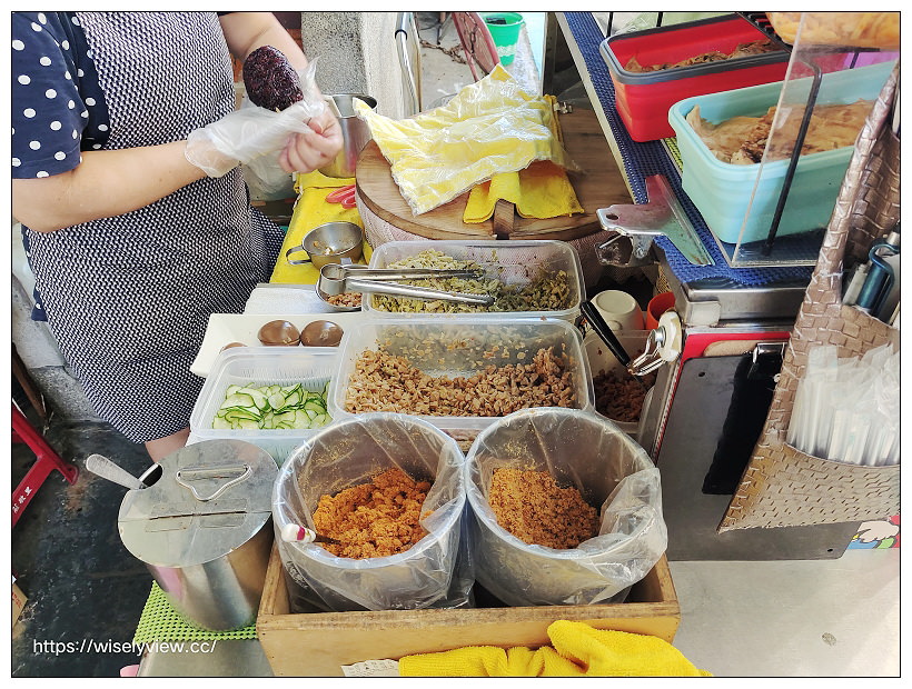 台北中山。阿弟仔飯糰｜松江路297巷早餐攤車，混合紫米口味便宜好吃～行天宮早餐 x 捷運行天宮站美食