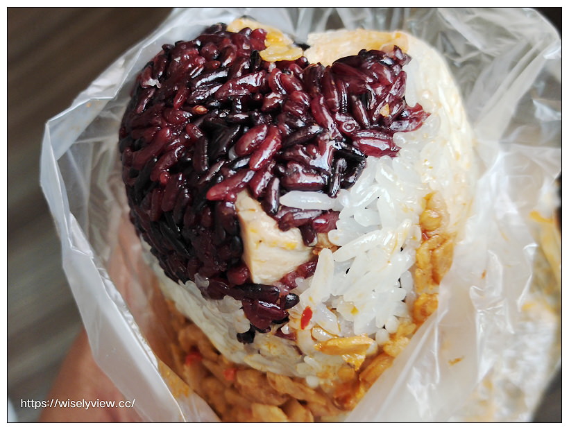台北中山。阿弟仔飯糰｜松江路297巷早餐攤車，混合紫米口味便宜好吃～行天宮早餐 x 捷運行天宮站美食