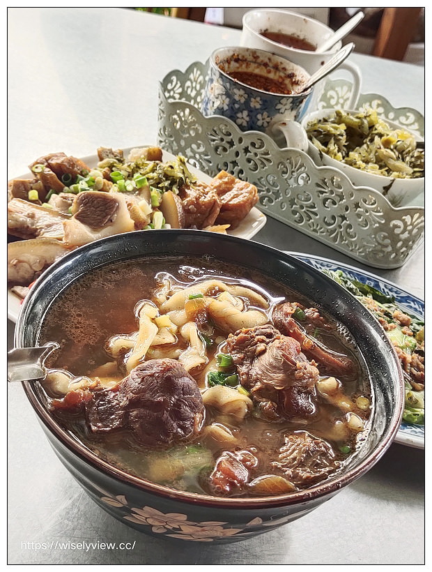 台北文山。福音小館藥膳牛肉麵｜景美萬隆在地私房美食，百元有找湯頭甘甜份量多，必嚐厚切豬耳朵～捷運萬隆站美食 x 景美美食 x 景美牛肉麵 x 台北牛肉麵