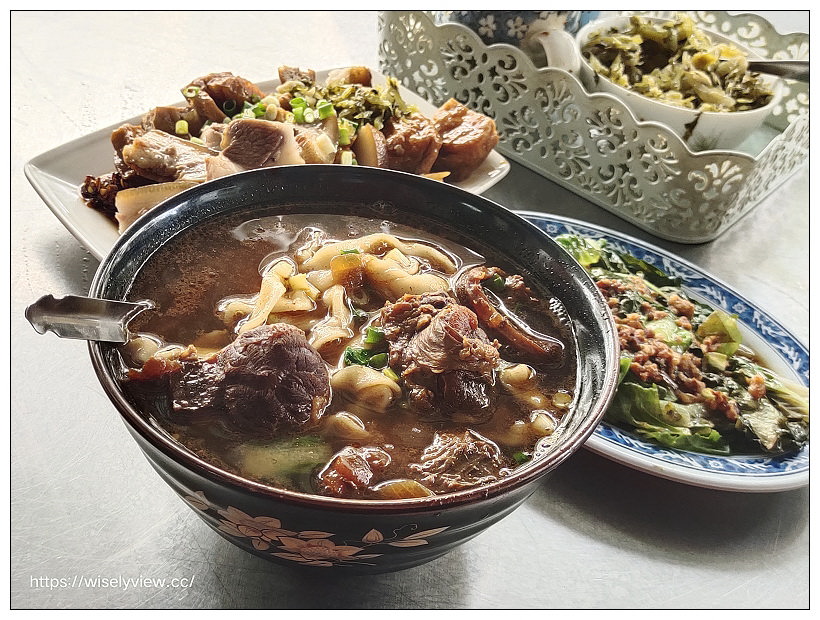 台北文山。福音小館藥膳牛肉麵｜景美萬隆在地私房美食，百元有找湯頭甘甜份量多，必嚐厚切豬耳朵～捷運萬隆站美食 x 景美美食 x 景美牛肉麵 x 台北牛肉麵
