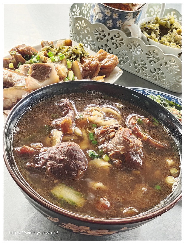 台北文山。福音小館藥膳牛肉麵｜景美萬隆在地私房美食，百元有找湯頭甘甜份量多，必嚐厚切豬耳朵～捷運萬隆站美食 x 景美美食 x 景美牛肉麵 x 台北牛肉麵