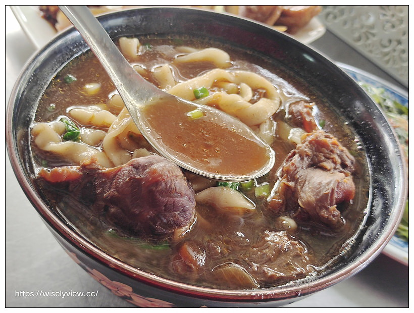 台北文山。福音小館藥膳牛肉麵｜景美萬隆在地私房美食，百元有找湯頭甘甜份量多，必嚐厚切豬耳朵～捷運萬隆站美食 x 景美美食 x 景美牛肉麵 x 台北牛肉麵