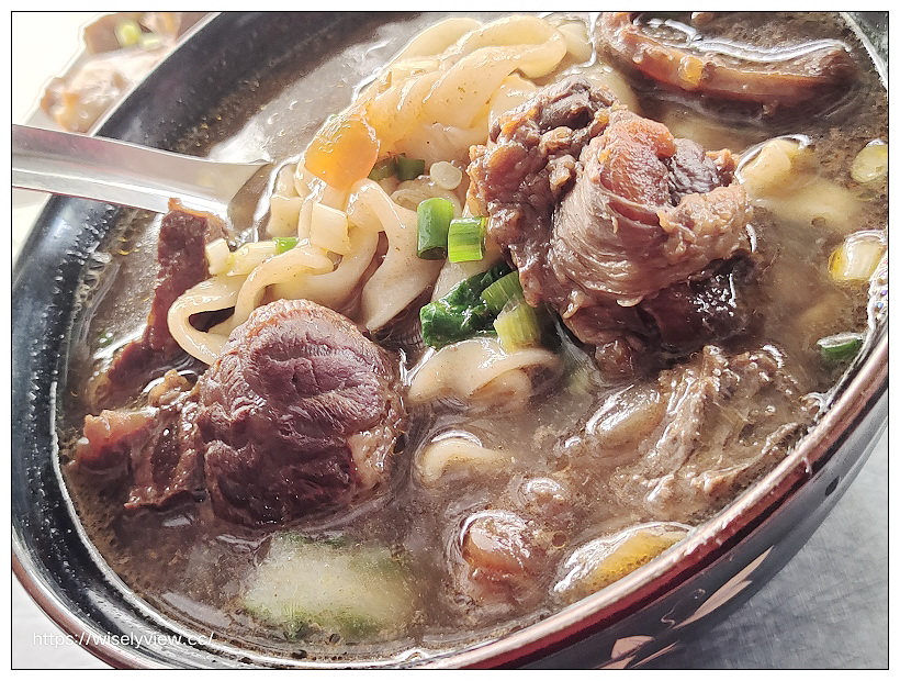台北文山。福音小館藥膳牛肉麵｜景美萬隆在地私房美食，百元有找湯頭甘甜份量多，必嚐厚切豬耳朵～捷運萬隆站美食 x 景美美食 x 景美牛肉麵 x 台北牛肉麵