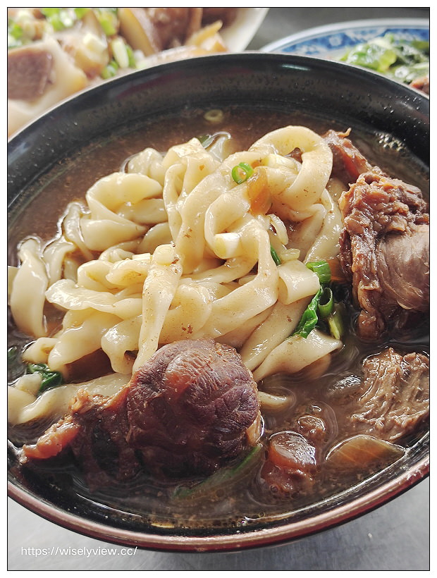 台北文山。福音小館藥膳牛肉麵｜景美萬隆在地私房美食，百元有找湯頭甘甜份量多，必嚐厚切豬耳朵～捷運萬隆站美食 x 景美美食 x 景美牛肉麵 x 台北牛肉麵