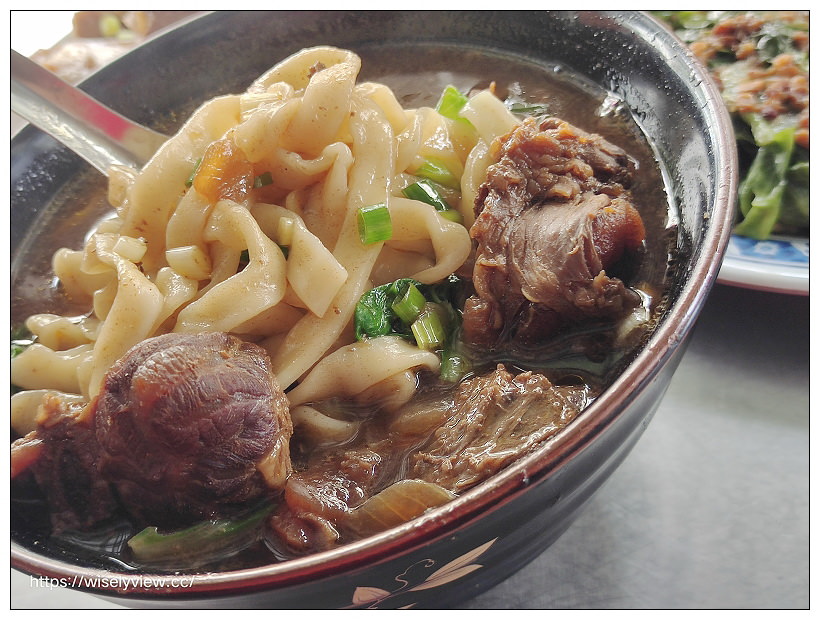 台北文山。福音小館藥膳牛肉麵｜景美萬隆在地私房美食，百元有找湯頭甘甜份量多，必嚐厚切豬耳朵～捷運萬隆站美食 x 景美美食 x 景美牛肉麵 x 台北牛肉麵