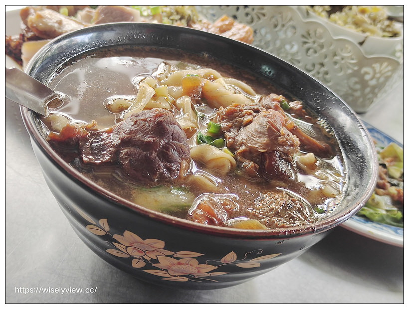 台北文山。福音小館藥膳牛肉麵｜景美萬隆在地私房美食，百元有找湯頭甘甜份量多，必嚐厚切豬耳朵～捷運萬隆站美食 x 景美美食 x 景美牛肉麵 x 台北牛肉麵