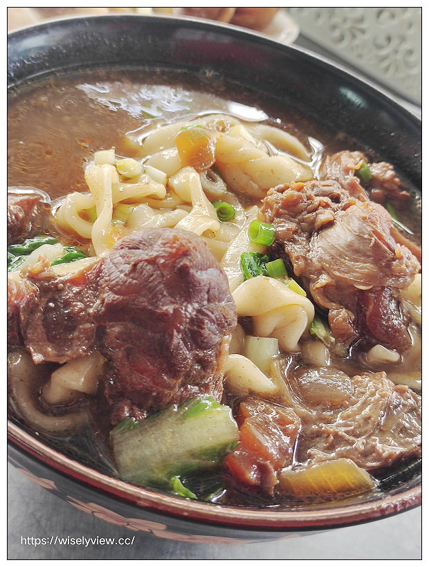 台北文山。福音小館藥膳牛肉麵｜景美萬隆在地私房美食，百元有找湯頭甘甜份量多，必嚐厚切豬耳朵～捷運萬隆站美食 x 景美美食 x 景美牛肉麵 x 台北牛肉麵