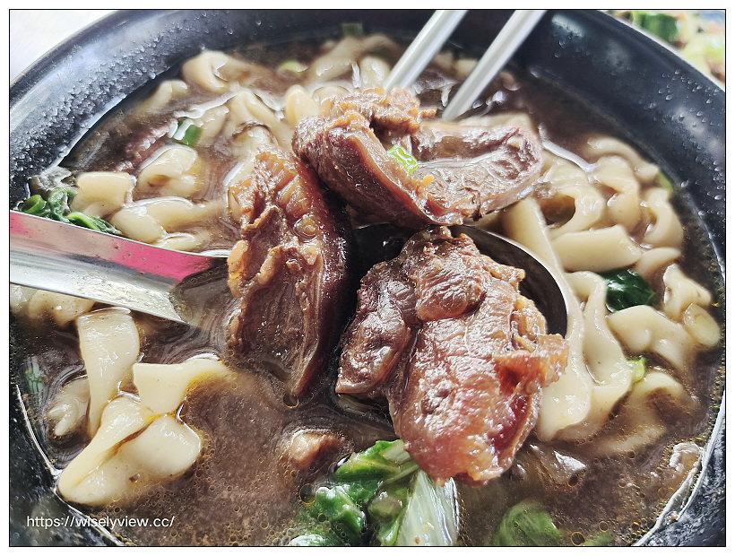 台北文山。福音小館藥膳牛肉麵｜景美萬隆在地私房美食，百元有找湯頭甘甜份量多，必嚐厚切豬耳朵～捷運萬隆站美食 x 景美美食 x 景美牛肉麵 x 台北牛肉麵