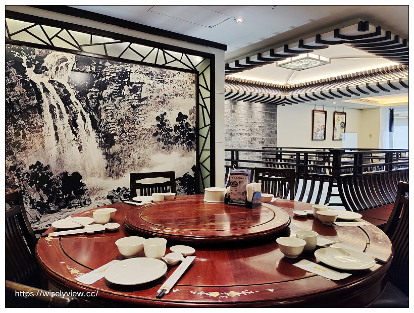 台北松山。點水樓南京店︱2021秋蟹料理：紅蟳米粉鍋、火焰櫻桃鴨二吃、金沙賽螃蟹、黑蒜蟹黃小籠湯包～捷運台北小巨蛋站美食 x 米其林必比登美食