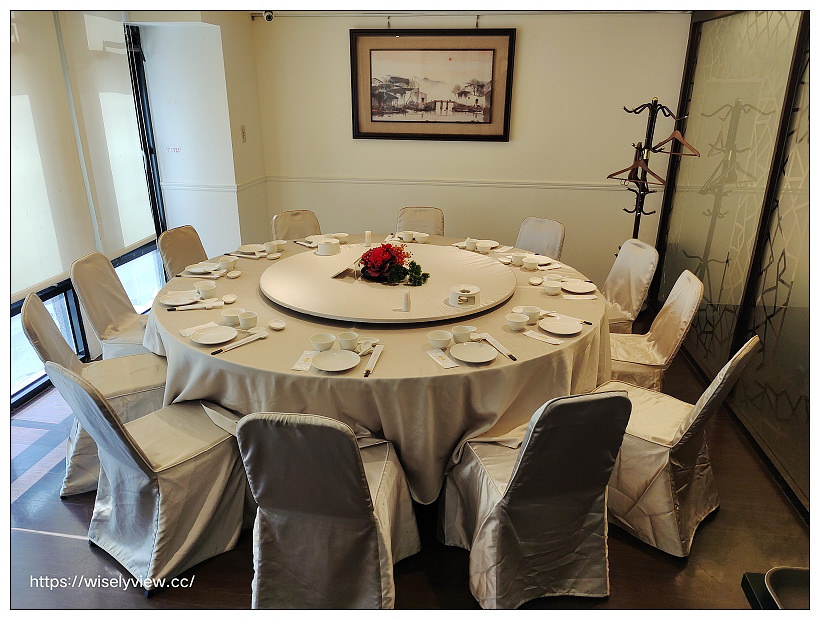 台北松山。點水樓南京店︱2021秋蟹料理：紅蟳米粉鍋、火焰櫻桃鴨二吃、金沙賽螃蟹、黑蒜蟹黃小籠湯包～捷運台北小巨蛋站美食 x 米其林必比登美食