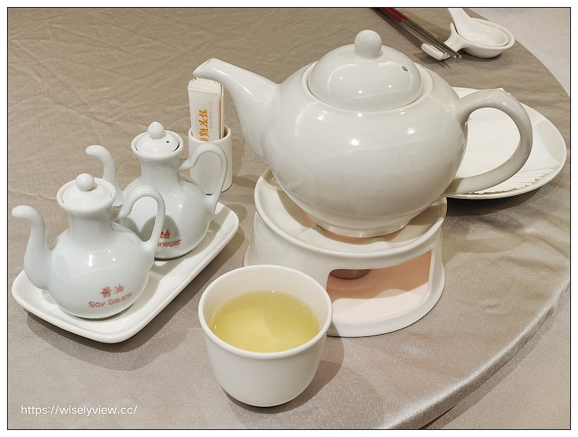 台北松山。點水樓南京店︱2021秋蟹料理：紅蟳米粉鍋、火焰櫻桃鴨二吃、金沙賽螃蟹、黑蒜蟹黃小籠湯包～捷運台北小巨蛋站美食 x 米其林必比登美食