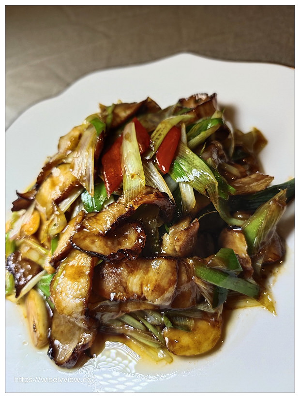 台北松山。點水樓南京店︱2021秋蟹料理：紅蟳米粉鍋、火焰櫻桃鴨二吃、金沙賽螃蟹、黑蒜蟹黃小籠湯包～捷運台北小巨蛋站美食 x 米其林必比登美食