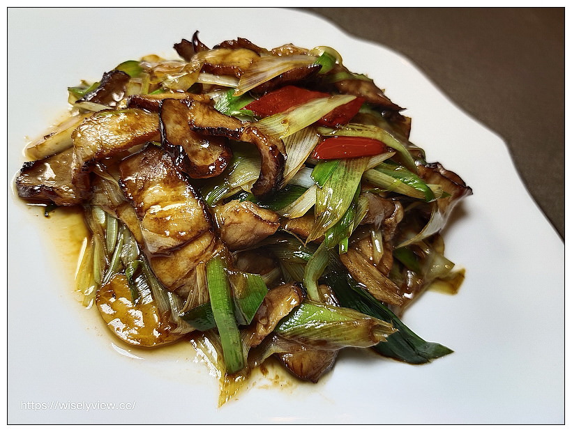 台北松山。點水樓南京店︱2021秋蟹料理：紅蟳米粉鍋、火焰櫻桃鴨二吃、金沙賽螃蟹、黑蒜蟹黃小籠湯包～捷運台北小巨蛋站美食 x 米其林必比登美食