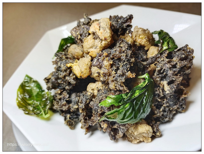 台北松山。點水樓南京店︱2021秋蟹料理：紅蟳米粉鍋、火焰櫻桃鴨二吃、金沙賽螃蟹、黑蒜蟹黃小籠湯包～捷運台北小巨蛋站美食 x 米其林必比登美食