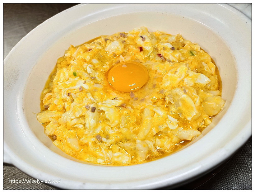 台北松山。點水樓南京店︱2021秋蟹料理：紅蟳米粉鍋、火焰櫻桃鴨二吃、金沙賽螃蟹、黑蒜蟹黃小籠湯包～捷運台北小巨蛋站美食 x 米其林必比登美食