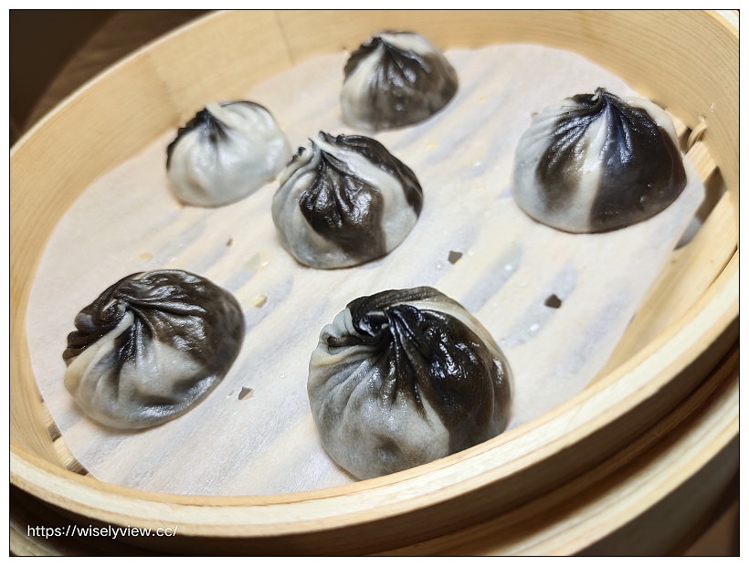 台北松山。點水樓南京店︱2021秋蟹料理：紅蟳米粉鍋、火焰櫻桃鴨二吃、金沙賽螃蟹、黑蒜蟹黃小籠湯包～捷運台北小巨蛋站美食 x 米其林必比登美食