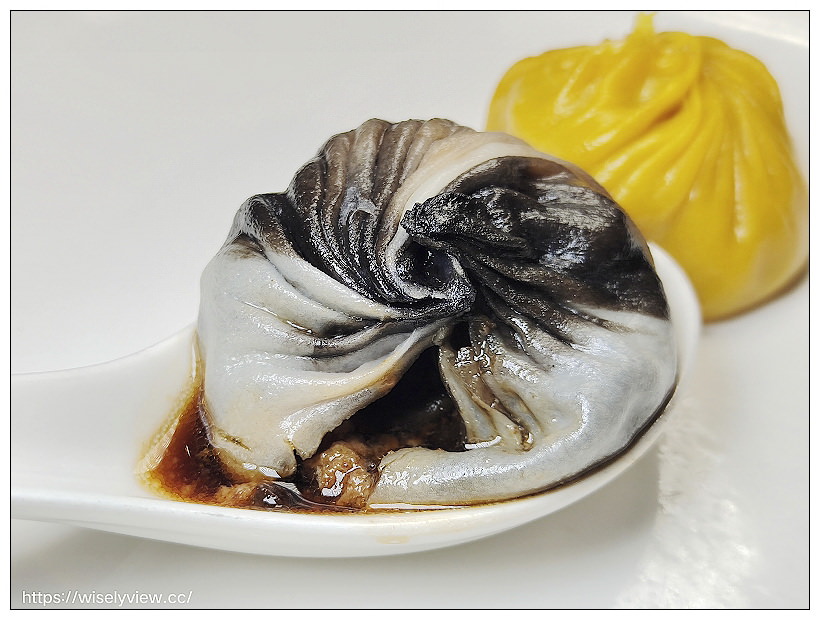 台北松山。點水樓南京店︱2021秋蟹料理：紅蟳米粉鍋、火焰櫻桃鴨二吃、金沙賽螃蟹、黑蒜蟹黃小籠湯包～捷運台北小巨蛋站美食 x 米其林必比登美食