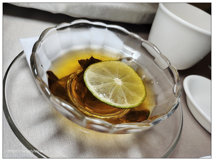 台北松山。點水樓南京店︱2021秋蟹料理：紅蟳米粉鍋、火焰櫻桃鴨二吃、金沙賽螃蟹、黑蒜蟹黃小籠湯包～捷運台北小巨蛋站美食 x 米其林必比登美食