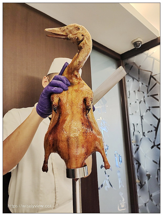 台北松山。點水樓南京店︱2021秋蟹料理：紅蟳米粉鍋、火焰櫻桃鴨二吃、金沙賽螃蟹、黑蒜蟹黃小籠湯包～捷運台北小巨蛋站美食 x 米其林必比登美食