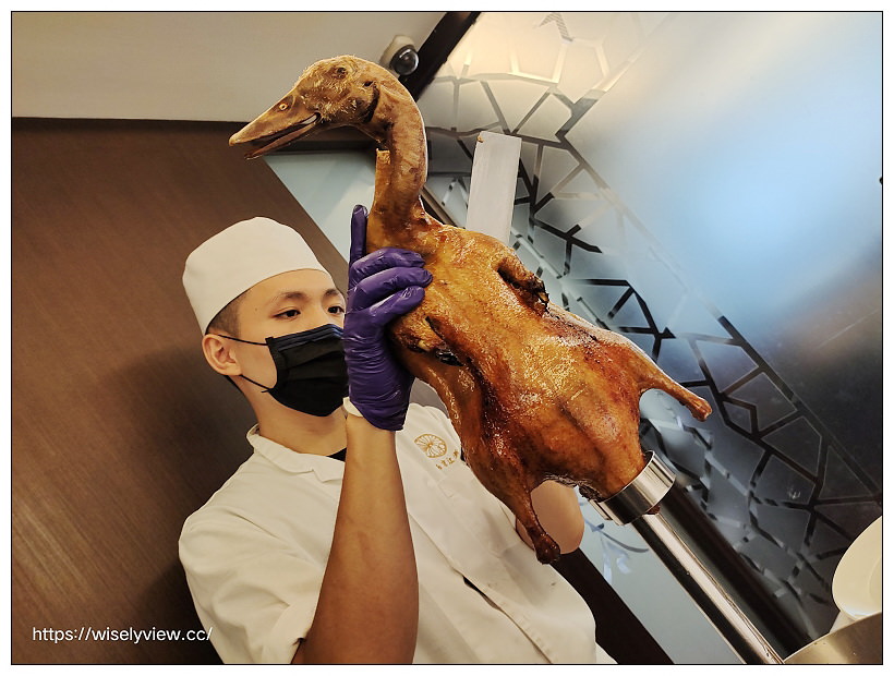 台北松山。點水樓南京店︱2021秋蟹料理：紅蟳米粉鍋、火焰櫻桃鴨二吃、金沙賽螃蟹、黑蒜蟹黃小籠湯包～捷運台北小巨蛋站美食 x 米其林必比登美食