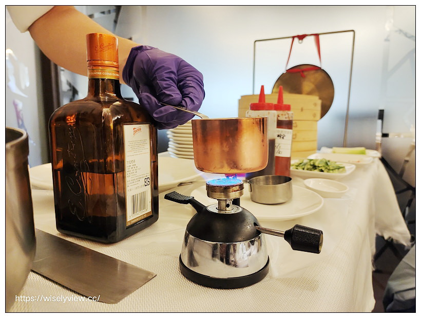 台北松山。點水樓南京店︱2021秋蟹料理：紅蟳米粉鍋、火焰櫻桃鴨二吃、金沙賽螃蟹、黑蒜蟹黃小籠湯包～捷運台北小巨蛋站美食 x 米其林必比登美食