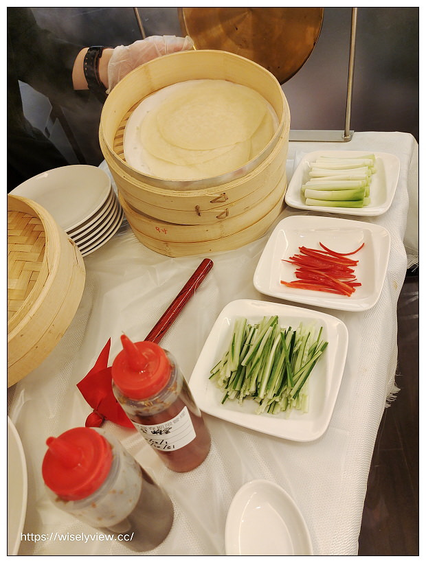 台北松山。點水樓南京店︱2021秋蟹料理：紅蟳米粉鍋、火焰櫻桃鴨二吃、金沙賽螃蟹、黑蒜蟹黃小籠湯包～捷運台北小巨蛋站美食 x 米其林必比登美食