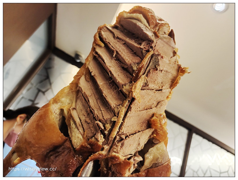 台北松山。點水樓南京店︱2021秋蟹料理：紅蟳米粉鍋、火焰櫻桃鴨二吃、金沙賽螃蟹、黑蒜蟹黃小籠湯包～捷運台北小巨蛋站美食 x 米其林必比登美食