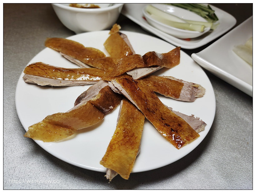 台北松山。點水樓南京店︱2021秋蟹料理：紅蟳米粉鍋、火焰櫻桃鴨二吃、金沙賽螃蟹、黑蒜蟹黃小籠湯包～捷運台北小巨蛋站美食 x 米其林必比登美食