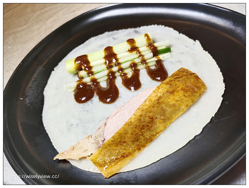 台北松山。點水樓南京店︱2021秋蟹料理：紅蟳米粉鍋、火焰櫻桃鴨二吃、金沙賽螃蟹、黑蒜蟹黃小籠湯包～捷運台北小巨蛋站美食 x 米其林必比登美食