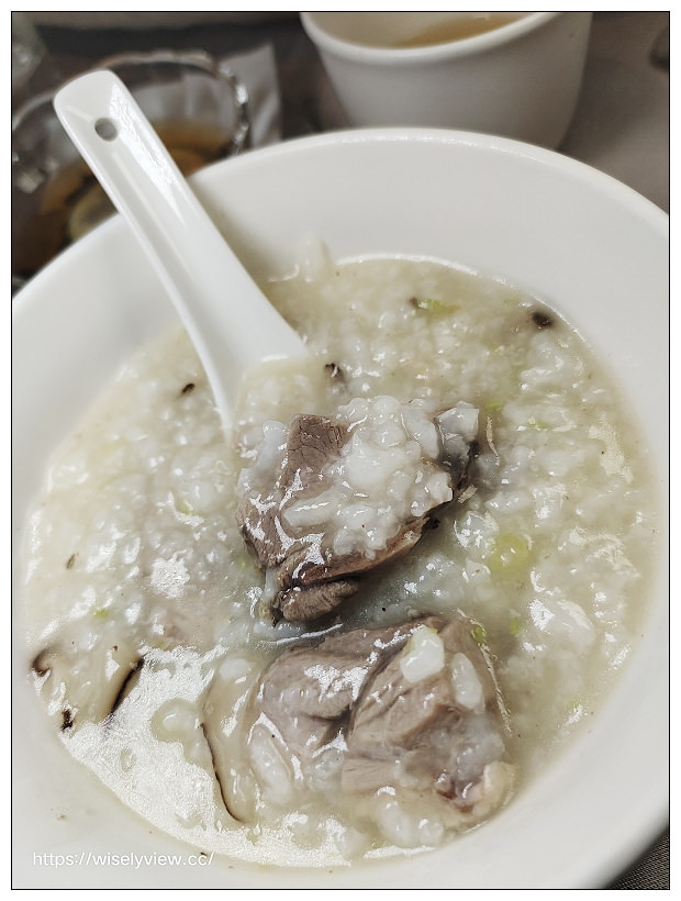 台北松山。點水樓南京店︱2021秋蟹料理：紅蟳米粉鍋、火焰櫻桃鴨二吃、金沙賽螃蟹、黑蒜蟹黃小籠湯包～捷運台北小巨蛋站美食 x 米其林必比登美食